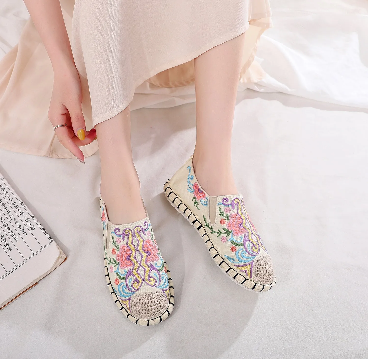 Women's Beijing Cloth Soft Bottom Ethnic Style Embroidery Canvas Shoes